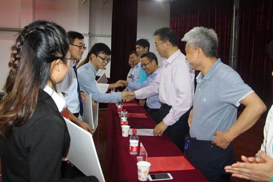 院领导为获奖员工颁奖